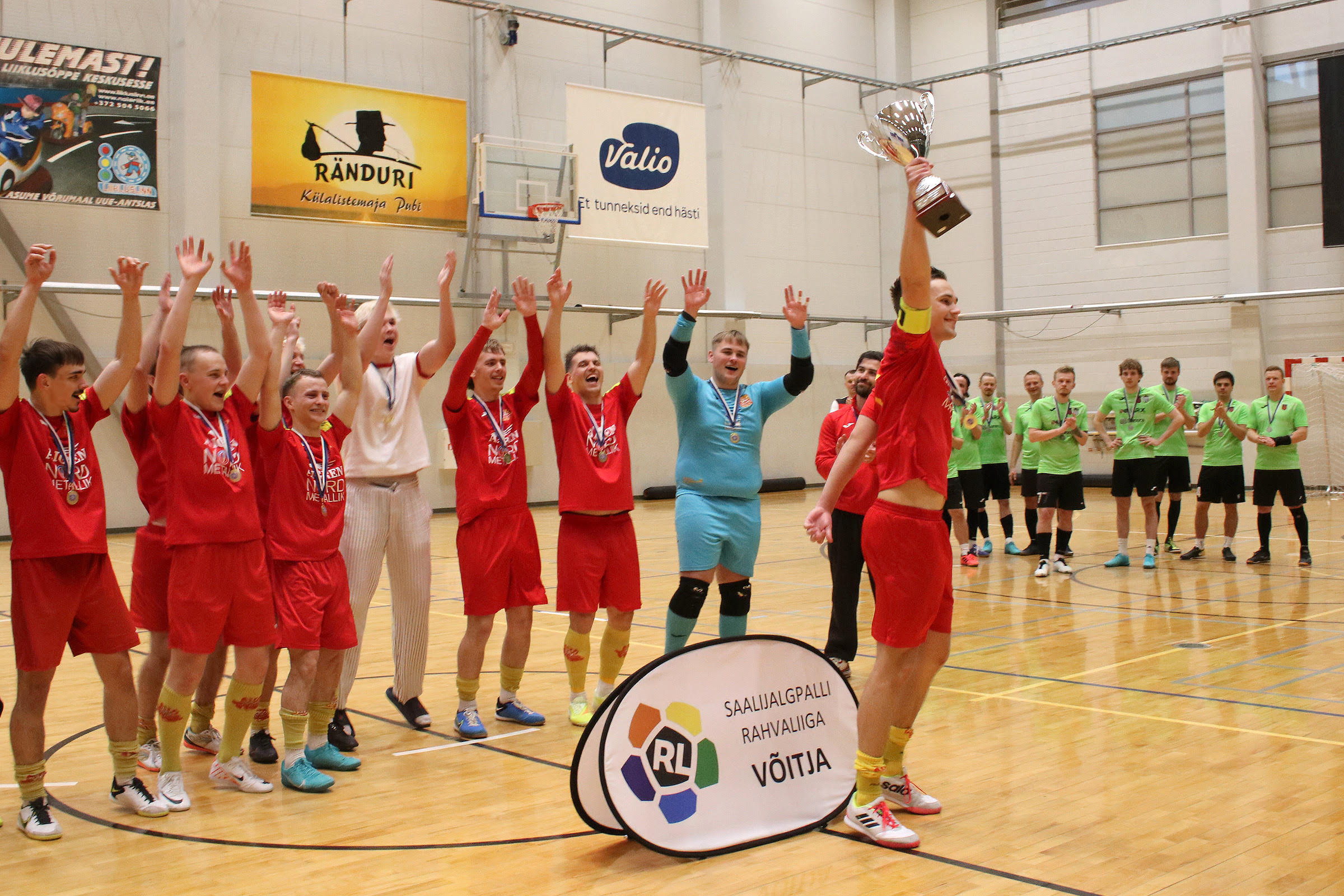 Võru FC Heliose saalimeeskond rõõmustab võidu üle, karikaga meeskonna kapten Andre Väin. Foto: VÕRU FC HELIOS